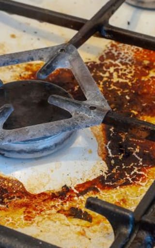 Ni vinagre ni bicarbonato: el sencillo truco para limpiar las hornallas de la cocina sin esfuerzo