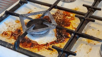 Ni vinagre ni bicarbonato: el sencillo truco para limpiar las hornallas de la cocina sin esfuerzo