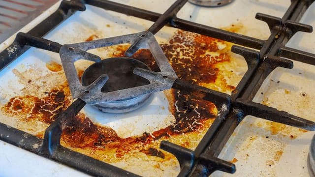 Ni vinagre ni bicarbonato: el sencillo truco para limpiar las hornallas de la cocina sin esfuerzo