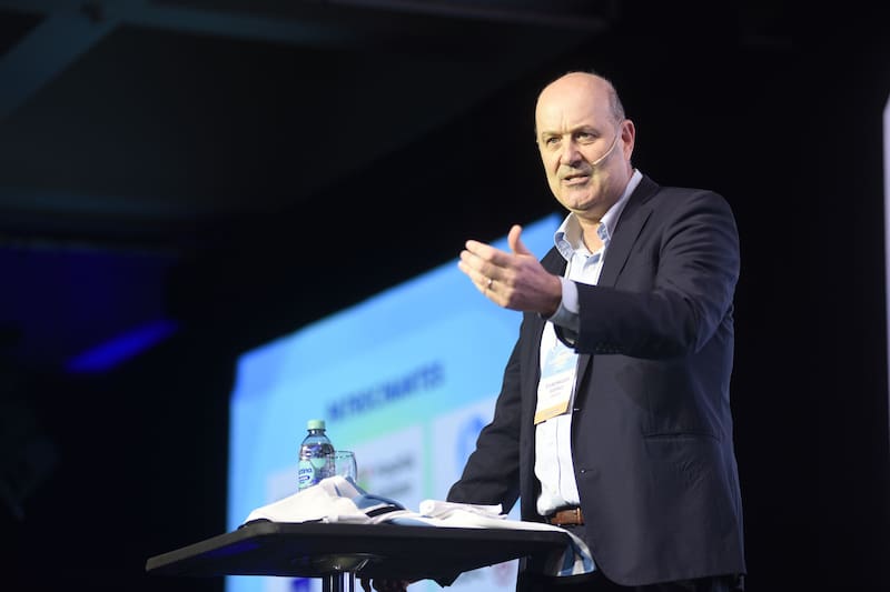 Sturzenegger negó cambios en la jornada laboral y pidió "no dar importancia a rumores ni campañas de miedo"