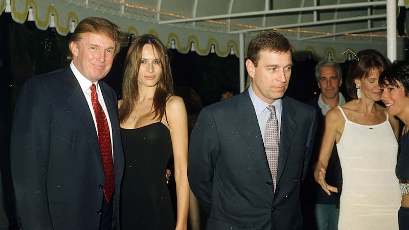 Donald Trump y Melania Trump junto con el príncipe Andrés del Reino Unido, Ghislaine Maxwell y Jeffrey Epstein en Mar-a-Lago, parte de los escándalos. Fuente: BBC