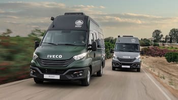 Iveco muestra su furgoneta camper perfecta para viajes largos: la van está equipada con ducha, cocina y zonas de descanso