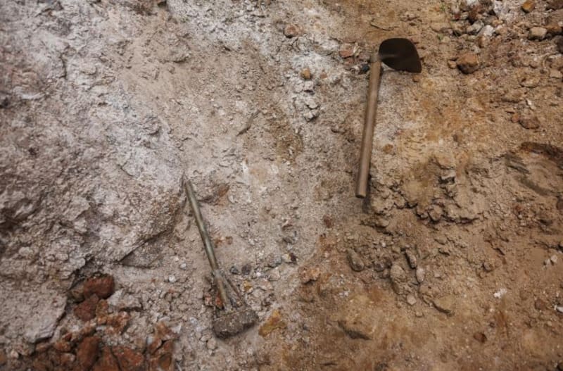 Equipos utilizados para la extracción de mineral en una excavación del garimpo de Chico Osório, en Serra Pelada, en Curionópolis (Brasil). (Foto: EFE).
