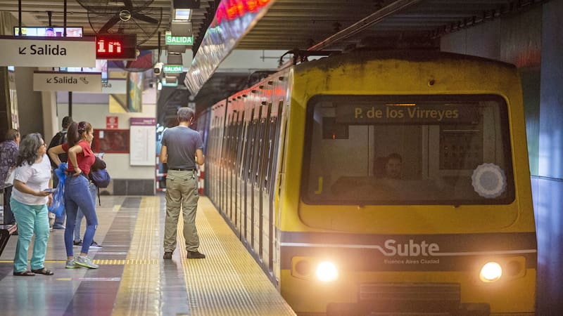 La tarifa del subte aumentó a $ 1.157 con SUBE registrada, mientras que para quienes no tienen el plástico nominalizado el costo ascenderá a $ 1.839,63 (Fuente: NA).