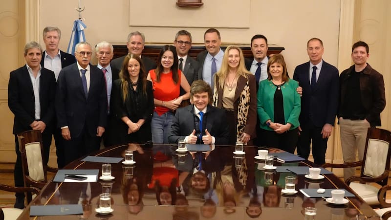 La foto del nuevo Gabinete de Milei, con Adorni y Santilli. El ministro de Desregulación, Federico Sturzenegger, ausente por un viaje a Madrid por una conferencia que organizó el Banco Santander