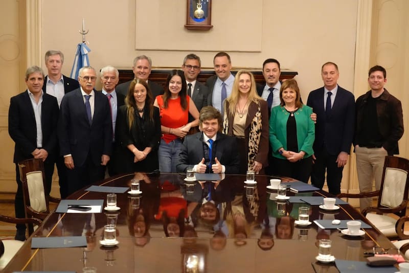 La foto del nuevo Gabinete de Milei, con Adorni y Santilli. El ministro de Desregulación, Federico Sturzenegger, ausente por un viaje a Madrid por una conferencia que organizó el Banco Santander