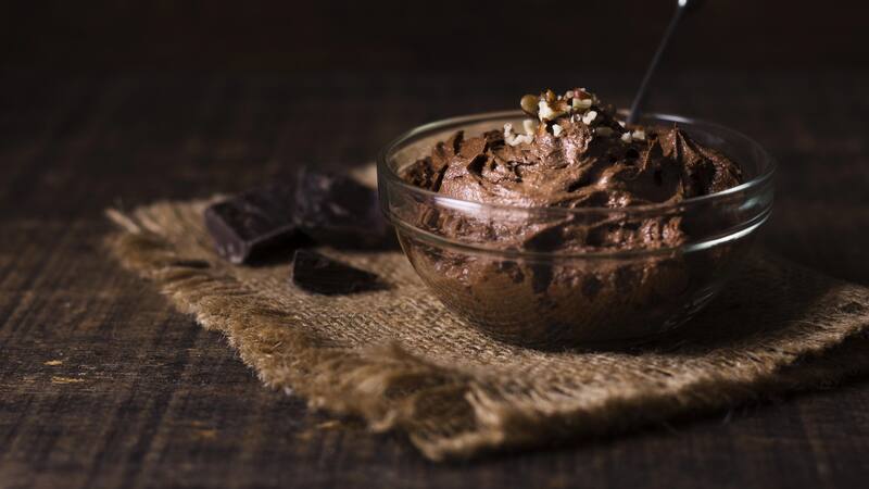 La receta requiere el uso de una licuadora para su elaboración.