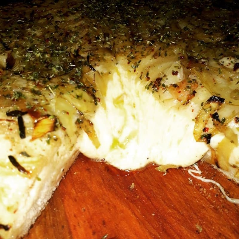 El Corte ofrece porciones de fugazzeta rellena a $2.760, permitiendo disfrutar de su especialidad sin comprometerse con una pizza entera (Fuente: @elcortepizzeria2010 / Instagram)