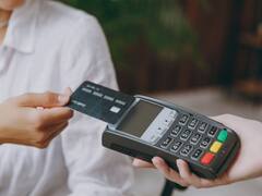 El precio de tarjetear y no cancelar el total: los casos que salen el doble de la compra