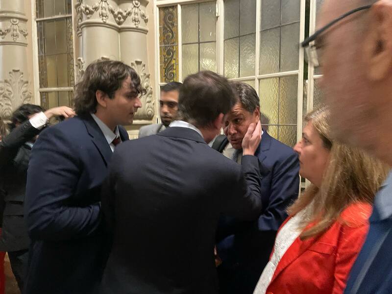 Una de las imágenes captadas en vivo por El Cronista, en la que el asesor presidencial le dice "ya me vas a conocer" al diputado nacional