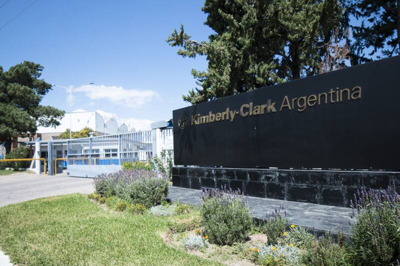 Kimberly-Clark apuesta a crecer en una categoría tabú, los pañales para adultos que se fabrican en el país