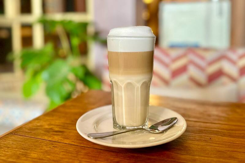 Situado en la Lagunilla, Verdecito Café te transportará a la década de 1930 con su decoración y antigüedades. Foto: Instagram @verdecitocafe.mx.