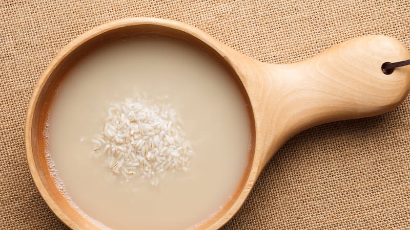 Utilizar agua de arroz como abono es una solución económica y sostenible, aprovechando un subproducto de la cocina que de otro modo se desecharía.