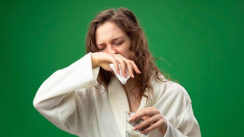 Investigaciones recientes respaldan el uso de la quercetina como un tratamiento natural efectivo para aliviar los síntomas alérgicos, como la congestión nasal. (Foto: Freepik)