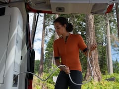 Ford presenta su furgoneta camper ideal para viajes largos: la van está totalmente equipada con ducha, cocina y colchón