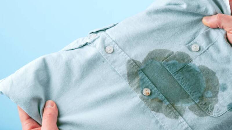 Atención conductores: el truco infalible para eliminar las manchas de aceite de coche de la ropa y dejarla como nueva.