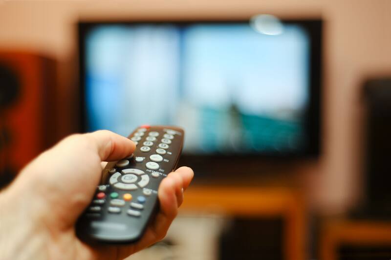 El televisor, especialmente los modelos Smart TV, es uno de los electrodomésticos que más energía consume, incluso cuando está apagado. (Foto: Shutterstock)