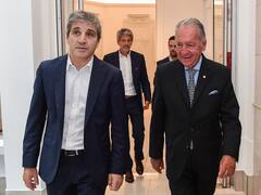 Dólares propios y un "aguante" de 60 días: qué se dijo en la reunión entre Caputo y la UIA