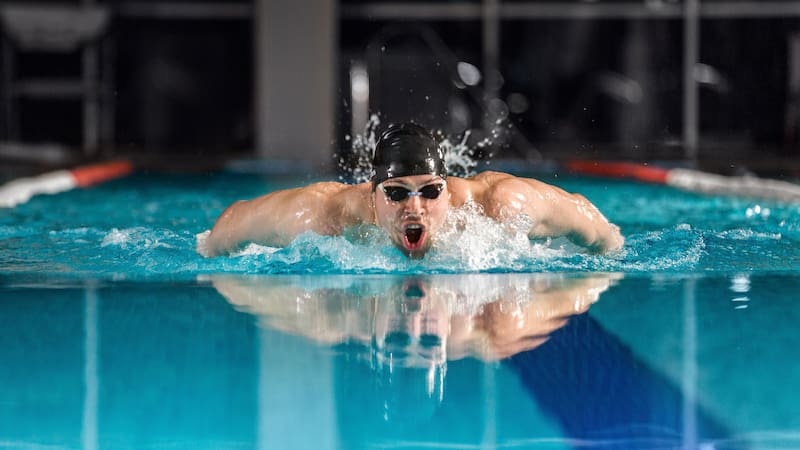 La natación destaca como un deporte integral para mejorar la salud y perder peso