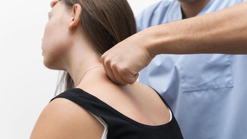 La joroba de búfalo es una acumulación de grasa o tejidos entre los omóplatos.