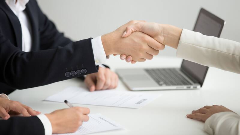 La compañía ofrece condiciones excelentes para los nuevos empleados.