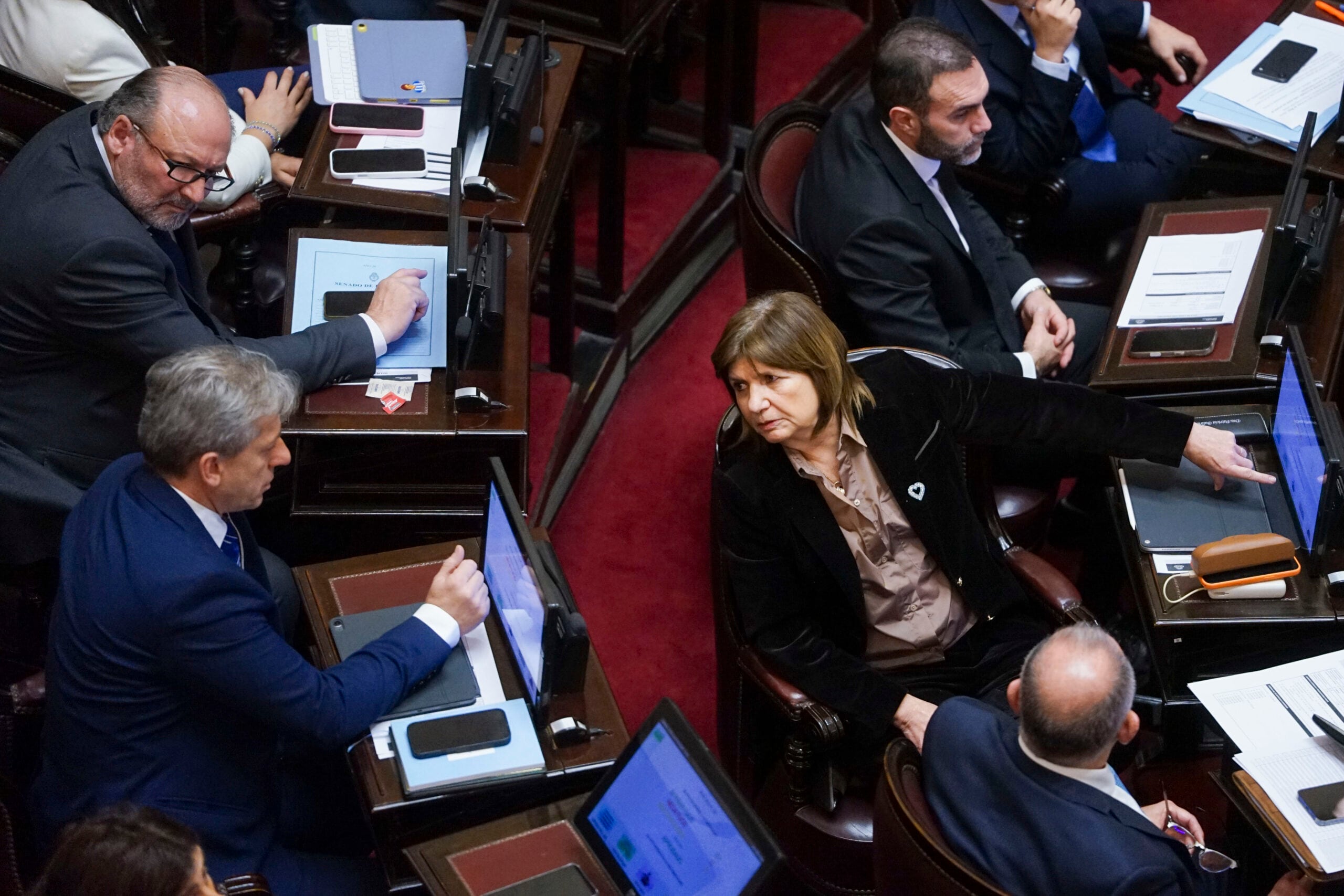 Federico Sturzenegger y Patricia Bullrich en el Congreso Nacional durante debate legislativo
