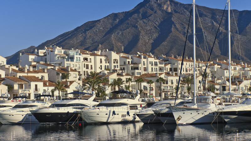 Escapada a Puerto Banús: lujo, historia y belleza mediterránea a minutos de Marbella.