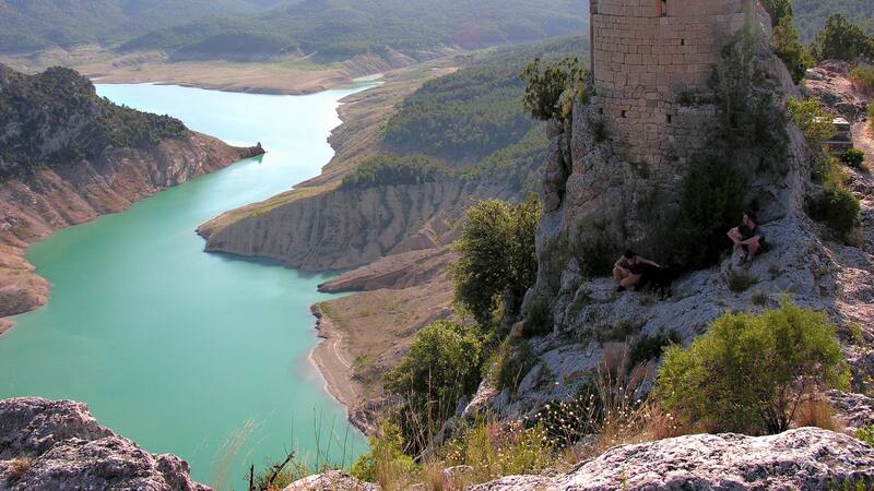 El pueblito medieval con un monasterio fortificado y una ruta por puentes colgantes: a menos de dos horas de Barcelona.