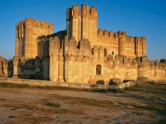 El pueblito de Segovia que tiene uno de los castillos mejor conservados de España y vio nacer a un famoso emperador romano