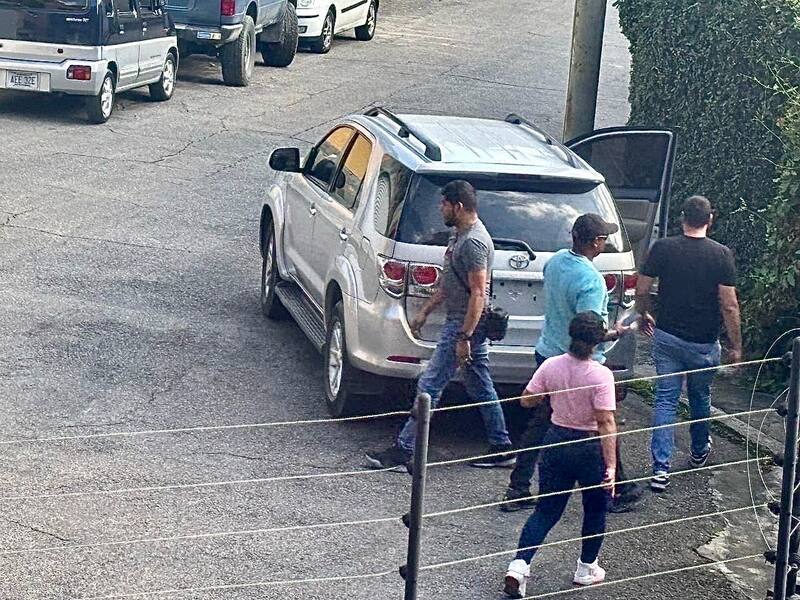 Una de las fotos que compartió Machado: la líder opositora denunció que hombres no identificados intentaron entrar a la fuerza a su casa.