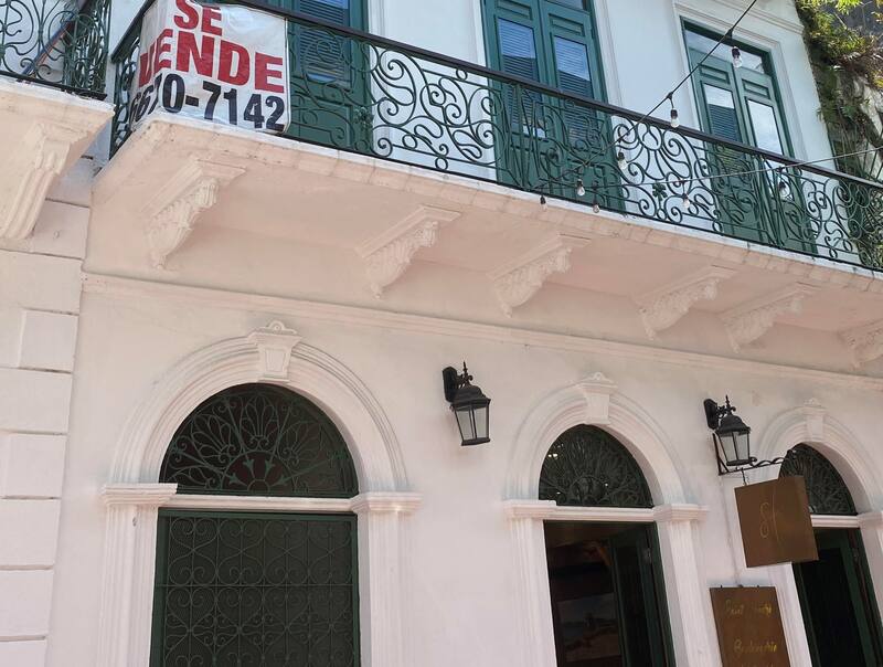 En las cuadras del Casco Viejo, se ven numerosos carteles de venta en propiedades antiguas.