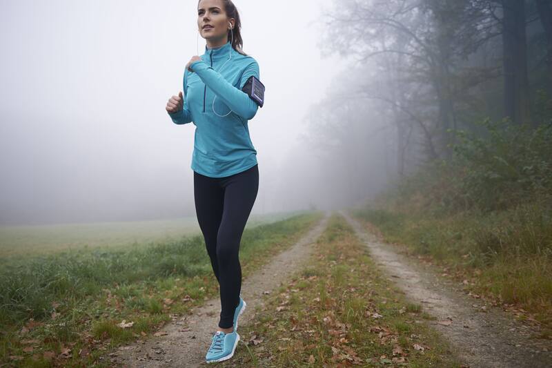 Mantener la columna vertebral alineada con la línea de gravedad es esencial para una caminata correcta. (Foto: Freepik)