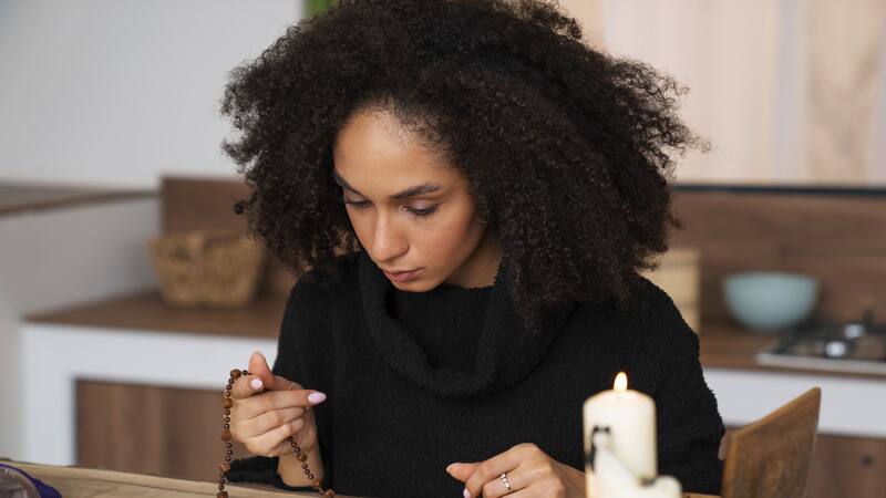 Este ritual debe realizarse durante la fase de luna creciente para maximizar su efectividad.