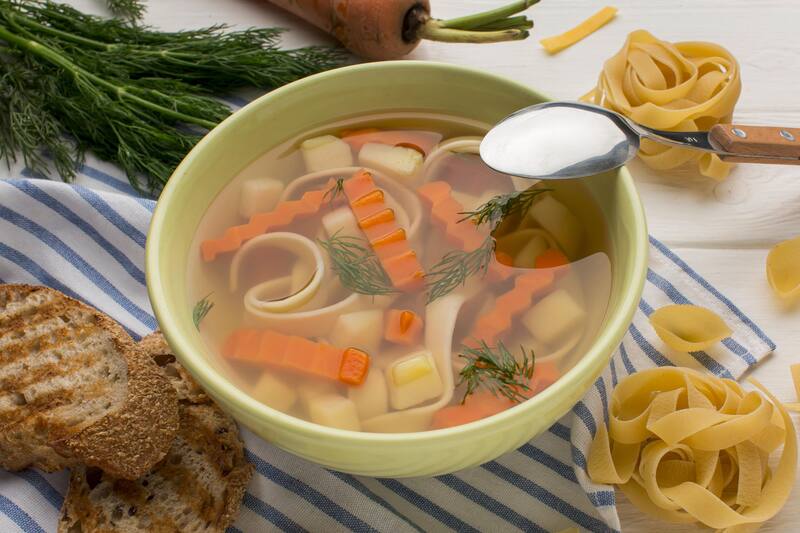 Los ingredientes utilizados en caldos, sopas y guisos, como ajo, zanahoria y zucchini, son ricos en una amplia gama de nutrientes esenciales para el cuerpo (Fuente: Freepik)