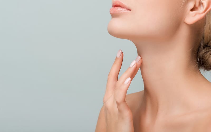 El yoga facial es esencial para eliminar la grasa de la papada. Fuente: Shutterstock