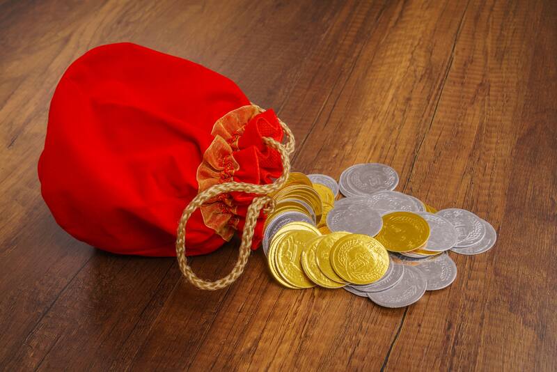 Un ritual es colocar monedas en una bolsa roja desde el primer día e ir agregando. Nunca debe quedar vacía (Fuente: Freepik)