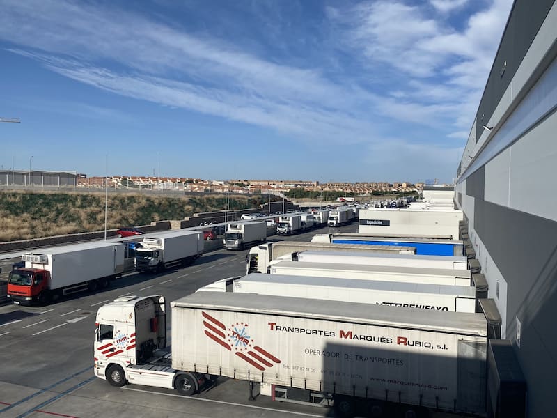 38 camiones salen y entran cuatro veces por día de Illescas, donde DIA tiene su mayor centro de distribución en España.