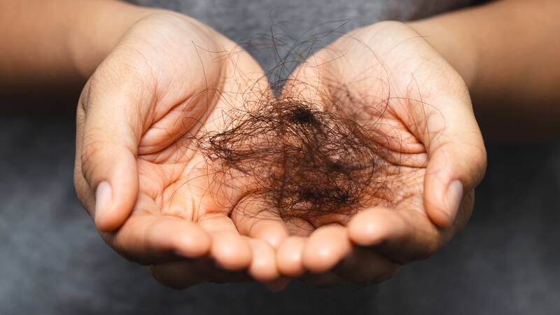 Una combinación sencilla pero poderosa promete transformar el cabello dañado sin recurrir a productos costosos.