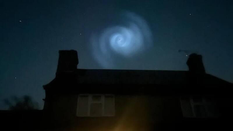 Así se vio el extraño fenómeno causado por SpaceX en el Reino Unido.