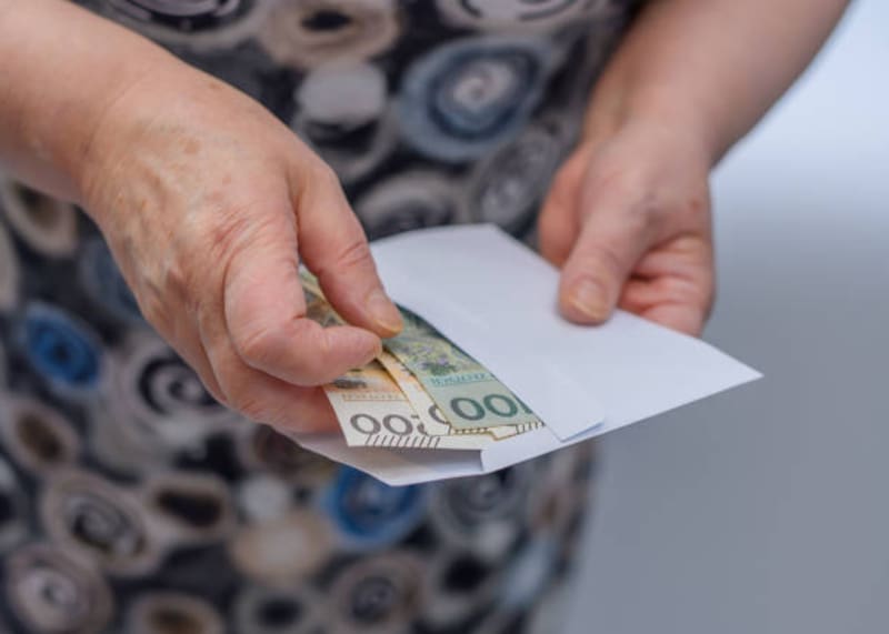 El programa HEAP entrega 1,000 dólares por jubilado. Fuente: iStock.