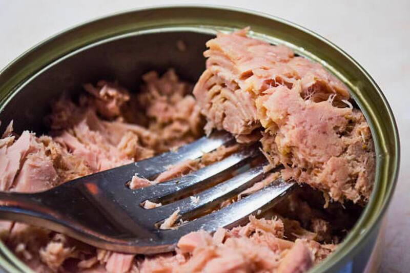 El atún se vende con descuento en supermercados.