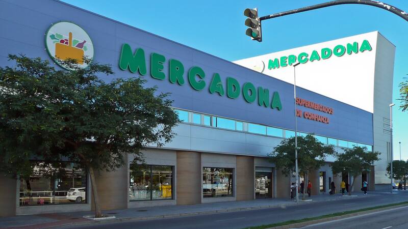 Mercadona lidera con holgura el negocio de la distribución alimentaria.