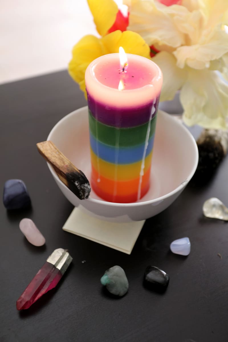 Encender una vela. Fuente: Shutterstock