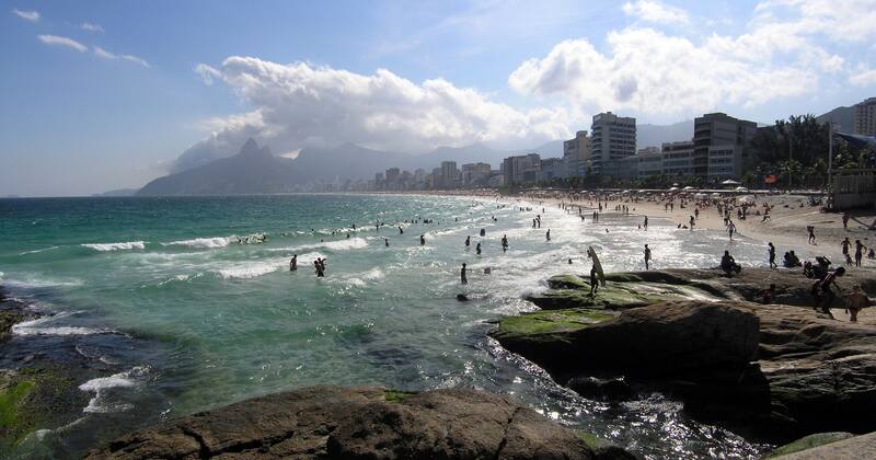 La playa de Ipanema en Río de Janeiro, Brasil, es famosa por su extensa franja de arena blanca y sus vistas al océano Atlántico (Fuente: Seier / Wikimedia Commons)