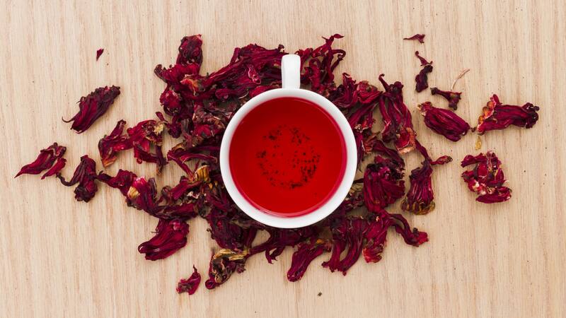 Preparar té de hibisco en casa es muy sencillo, solo se necesitan flores secas de hibisco y agua caliente.(Foto: archivo)