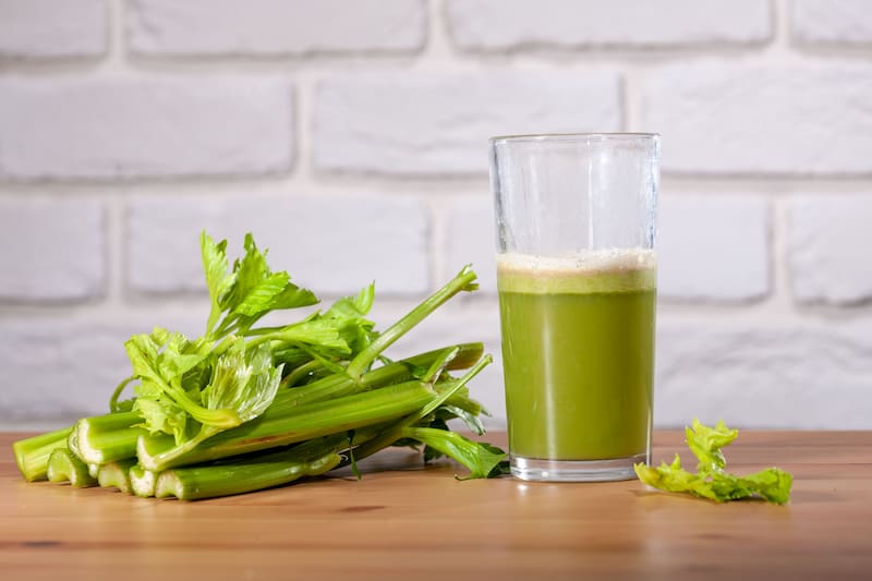 ¿Cuáles son los benéficos de consumir jugo de apio?