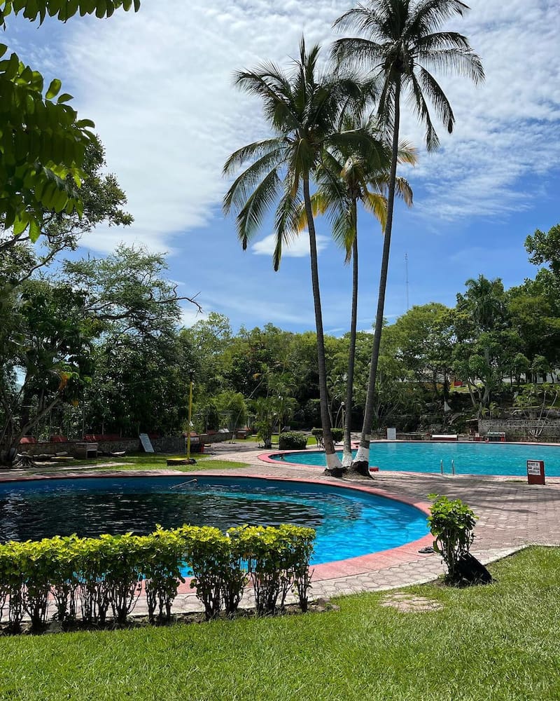 El Centro Recreativo y Cultural ISSSTEhuixtla posee aguas sulfurosas y se encuentra en el Estado de Morelos. El sitio cuenta con una entrada en oferta con descuento para derechohabientes del ISSSTE. Foto: Instagram @kevin_mccartney