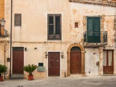 La letra chica de las casas a 1 euro: compró 3 en Italia y confiesa cuánto le costaron realmente