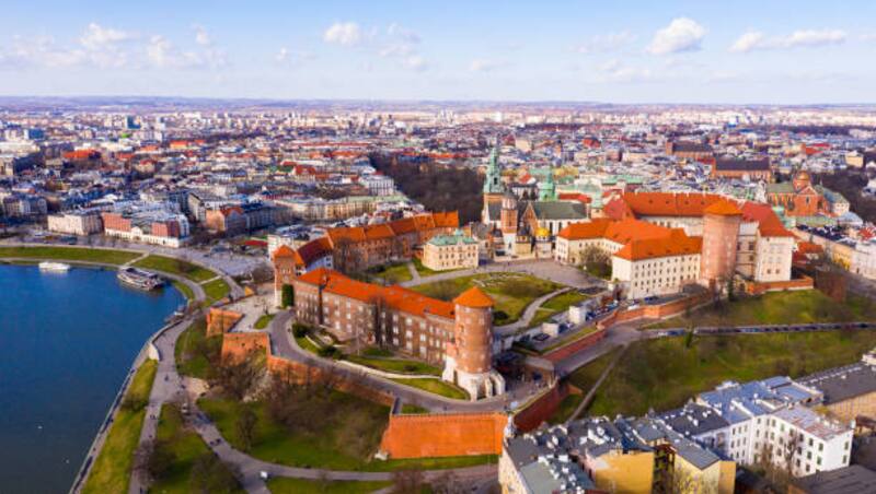 Cracovia, la capital europea se alza como el destino más buscado por turistas en los últimos meses, eclipsando a ciudades emblemáticas como Madrid y París (Fuente: iStock).
