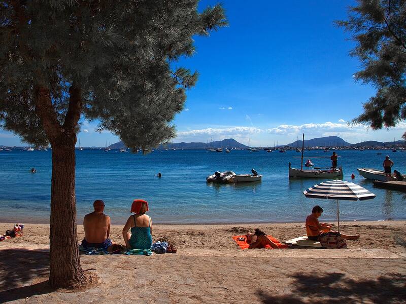 La particular forma de flecha que tiene esta playa surge de un accidente geográfico descubierto hace más de doscientos años. Imagen ilustrativa: Pixabay.